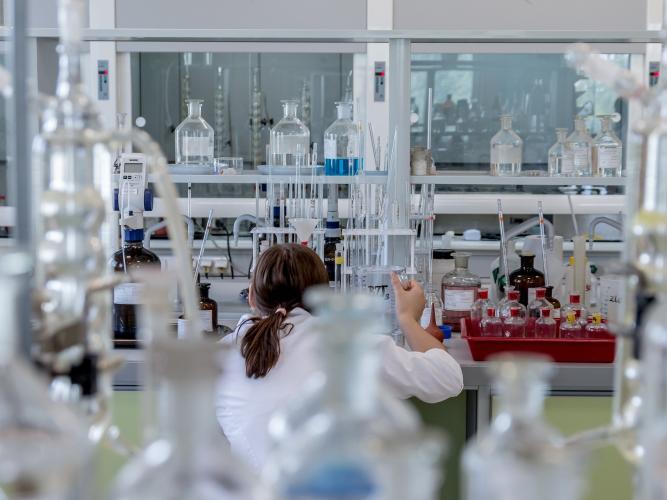 A young woman working in a chemistry lab